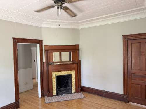 S Bed 415 W Grand Ave. 23