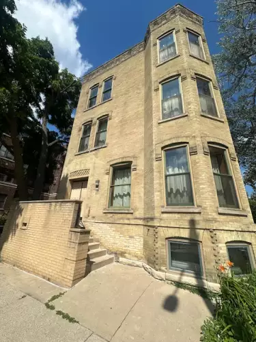 2025-08/MSOE-Apartment-Building-16654996.webp