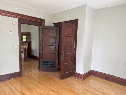 S Bed 415 W Grand Ave. 20