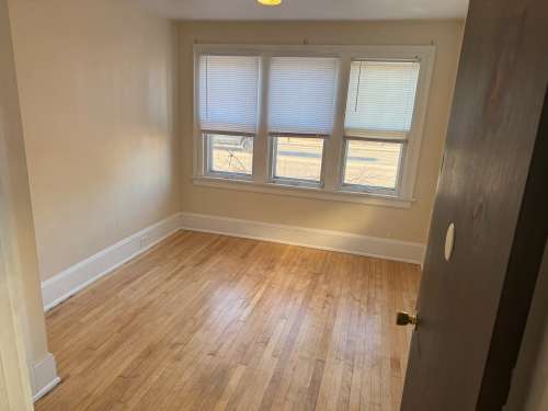 S Bed 1007 S Farwell St 19
