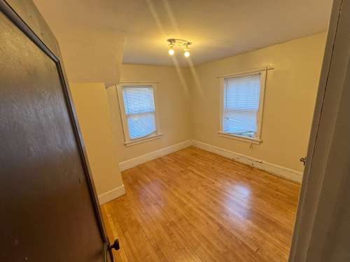 S Bed 1007 S Farwell St 13