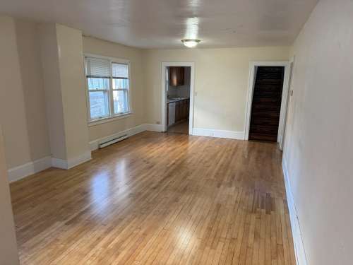 S Bed 1007 S Farwell St 23