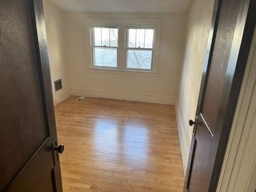 S Bed 1007 S Farwell St 17