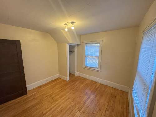 S Bed 1007 S Farwell St 12