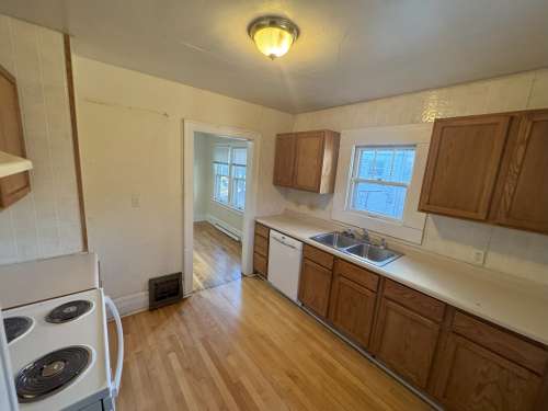 S Bed 1007 S Farwell St 11