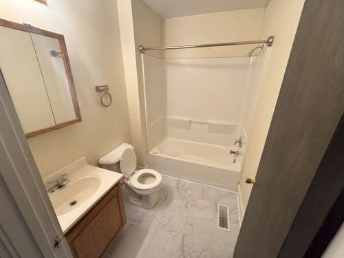 S Bed 1007 S Farwell St 2