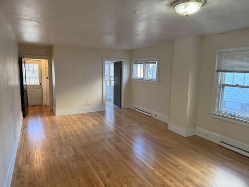 S Bed 1007 S Farwell St 21