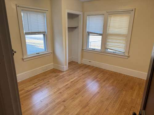 S Bed 1007 S Farwell St 20