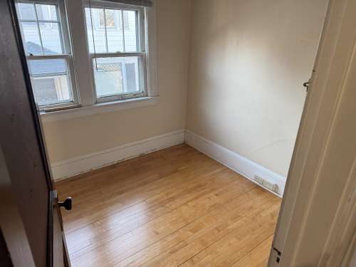 S Bed 1007 S Farwell St 15
