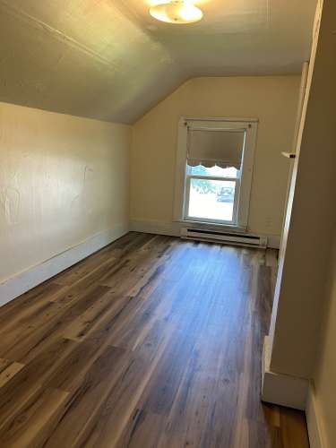 S Bed 716 Menomonie St 32