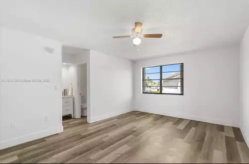 2025-09/FIU-Apartment-Building-16710334.webp