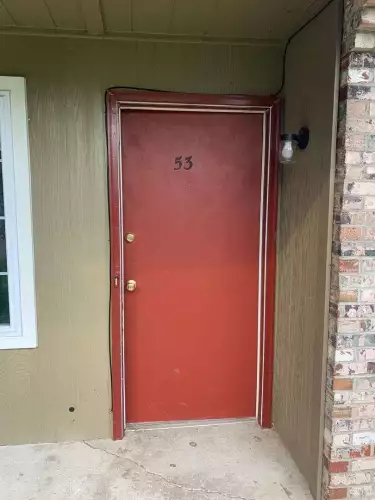 2025-09/LOUISVILLE-Apartment-Building-16700946.webp