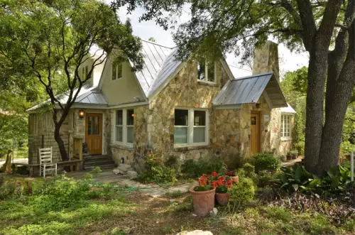 2025-09/UT-AUSTIN-Apartment-Building-16723177.webp
