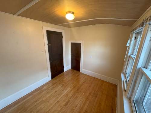 S Bed 1007 S Farwell St 9