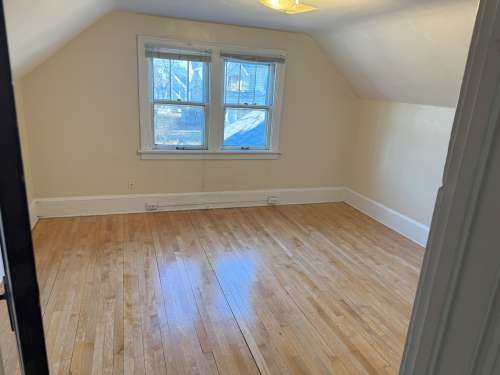 S Bed 1007 S Farwell St 18