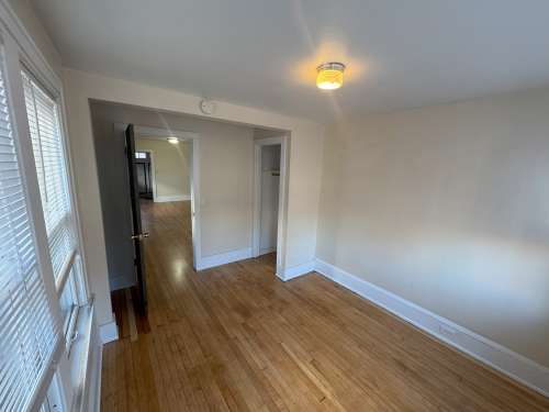 S Bed 1007 S Farwell St 10