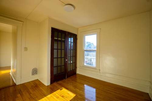 S Bed AVAILABLE 8/1/25 - First Floor Apartment One Block From Shop 15