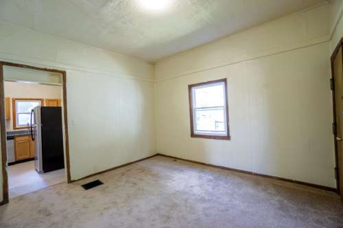 S Bed AVAILABLE 8/1/25 - First Floor Apartment One Block From Shop 3