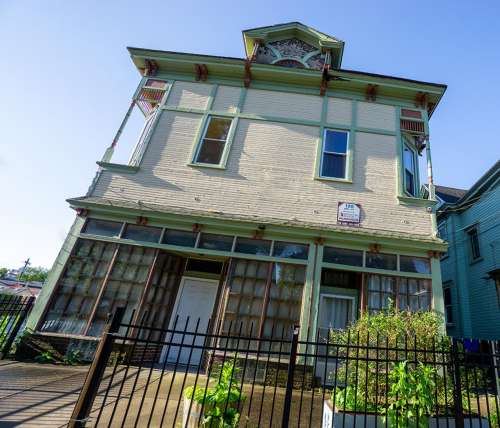 S Bed AVAILABLE 8/1/25 - First Floor Apartment One Block From Shop 14