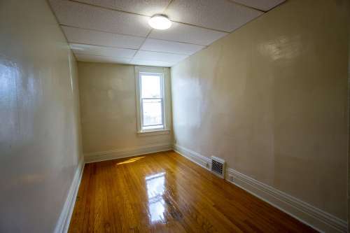 S Bed AVAILABLE 8/1/25 - First Floor Apartment One Block From Shop 4