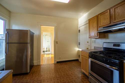 S Bed AVAILABLE 8/1/25 - First Floor Apartment One Block From Shop 21
