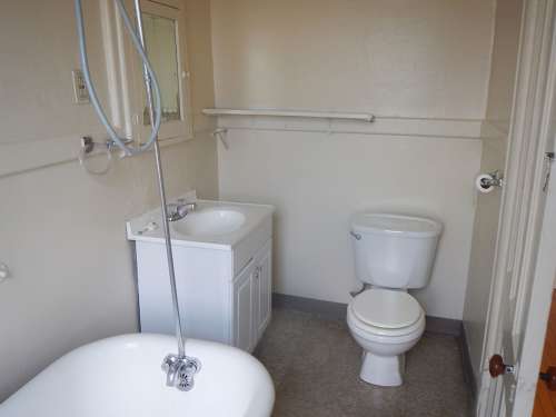 S Bed AVAILABLE 8/1/25 - First Floor Apartment One Block From Shop 22