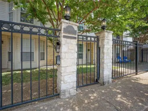 2025-10/BAYLOR-Apartment-Building-16769001.webp