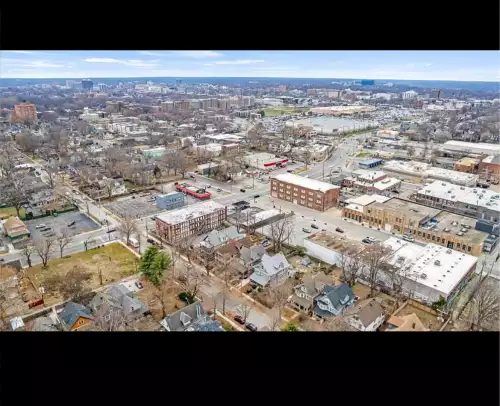 2025-10/UMKC-Apartment-Building-16734087.webp