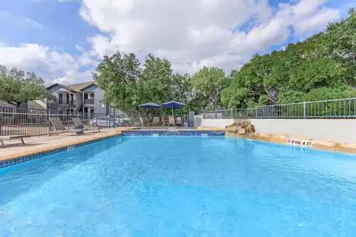 2025-10/UTSA-Apartment-Building-16748296.webp