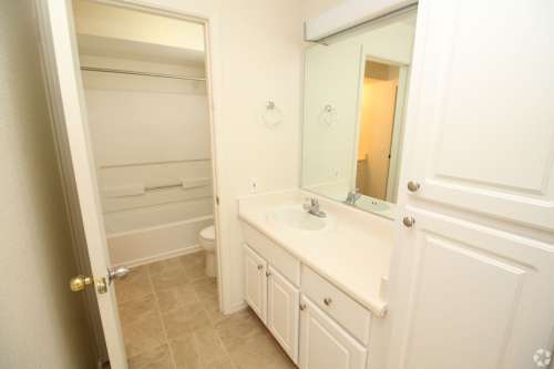 S Bed Greystone Apartments & Townhomes 119