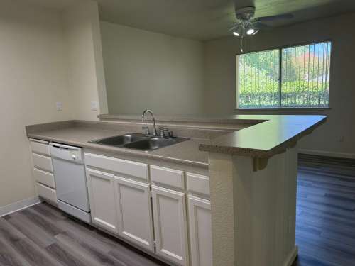 S Bed Lakeshore Apartments - Lake Views! 280