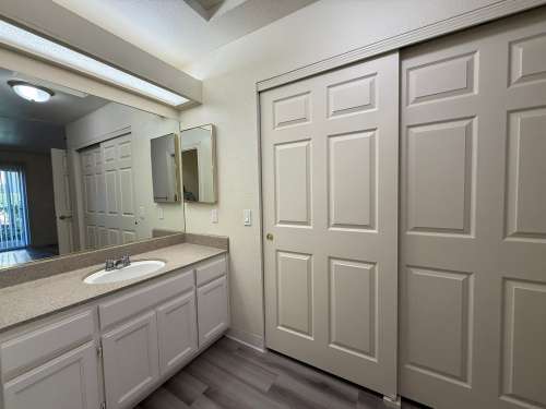 S Bed Lakeshore Apartments - Lake Views! 290