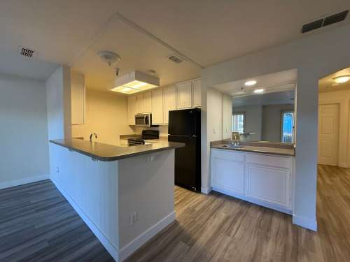 S Bed Lakeshore Apartments - Lake Views! 273