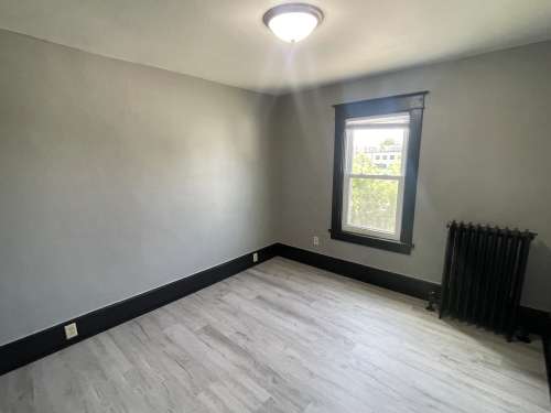 S Bed 819 / 819A John Ave 22