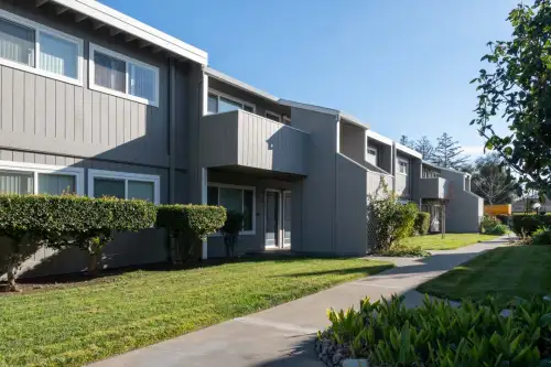 S Bed Aggie Square 13