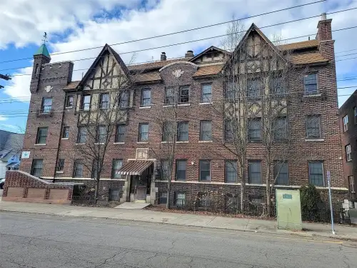 S Bed 50 Main Street 9