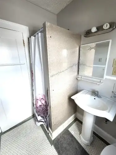 S Bed 50 Main Street 10