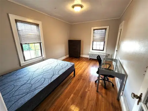 S Bed 50 Main Street 24