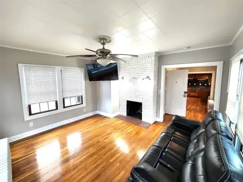 S Bed 50 Main Street 16