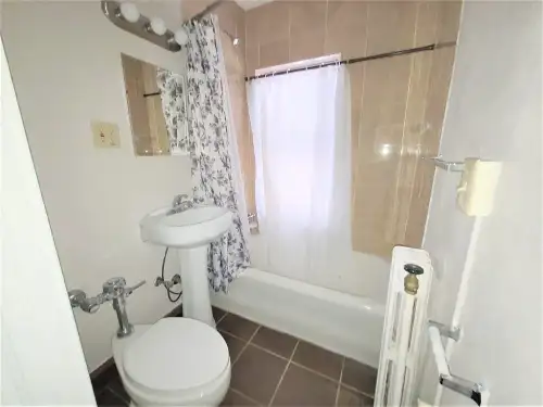 S Bed 50 Main Street 21