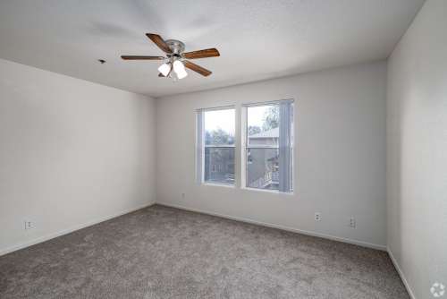 S Bed Greystone Apartments & Townhomes 80