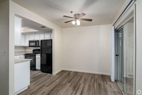 S Bed Greystone Apartments & Townhomes 44