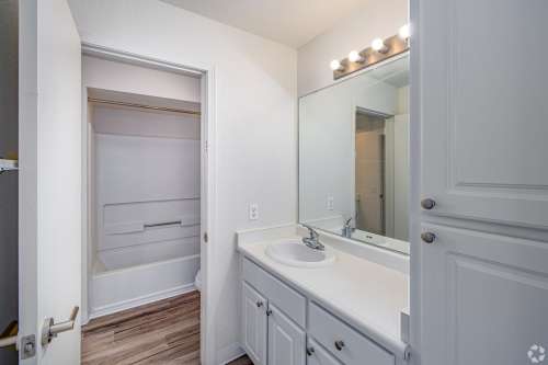 S Bed Greystone Apartments & Townhomes 75