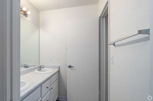 S Bed Greystone Apartments & Townhomes 22