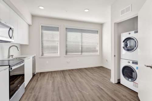 S Bed Luxurious Studios with Rooftop Deck and Secured Entry! 192