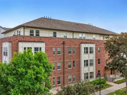 2026-05/UNIVERSITY-OF-IOWA-Apartment-Building-18711202.webp