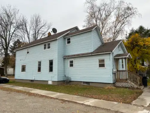 2026-05/UW-GREEN-BAY-Apartment-Building-18708440.webp