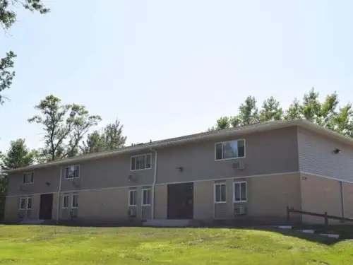 2026-05/UW-GREEN-BAY-Apartment-Building-18718081.webp