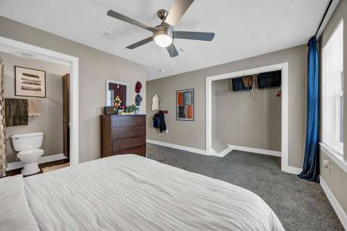 texas-state-Apartment-Building-18750937