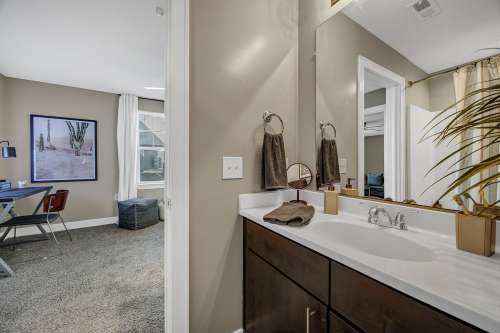 texas-state-Apartment-Building-18750942
